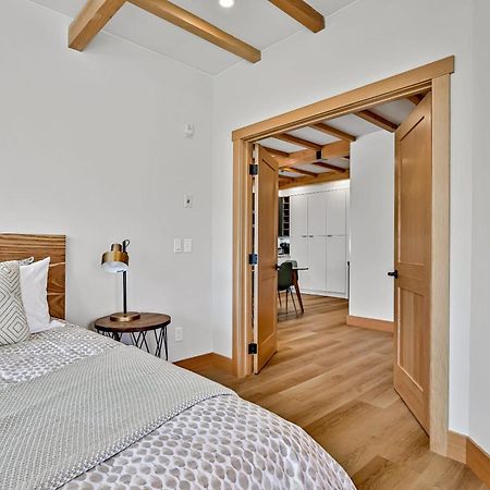Ravens Crest Lodge - Stunning Views Perfectly Located On Main Street Canmore Exteriör bild