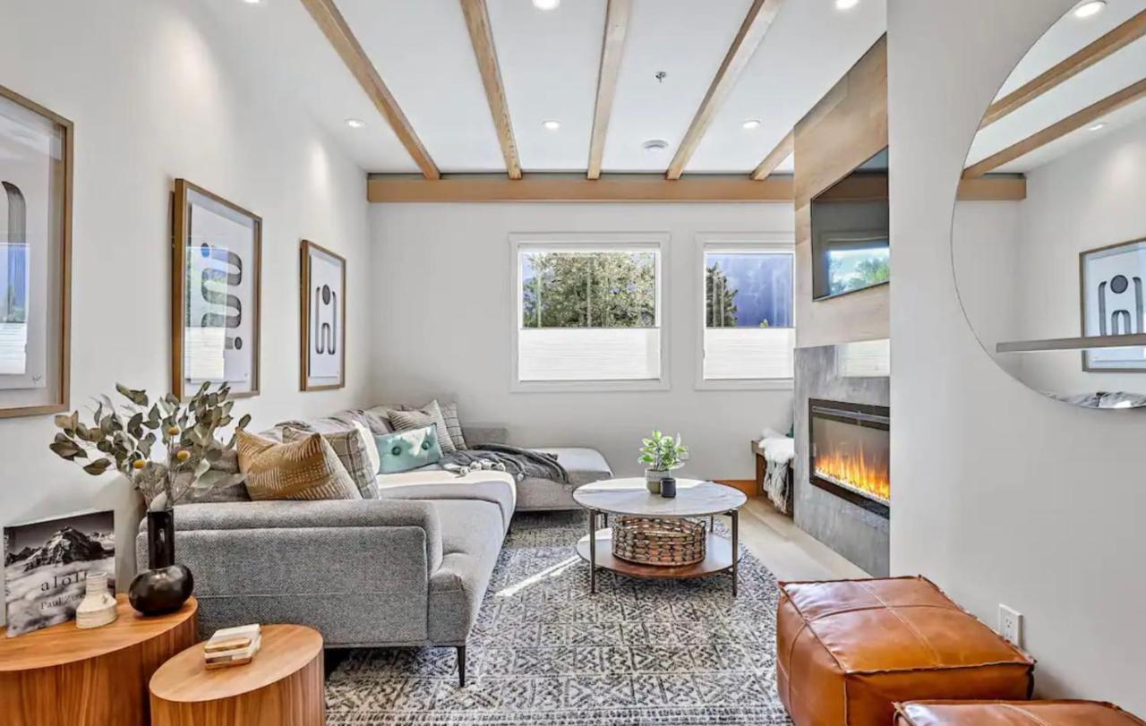 Ravens Crest Lodge - Stunning Views Perfectly Located On Main Street Canmore Exteriör bild