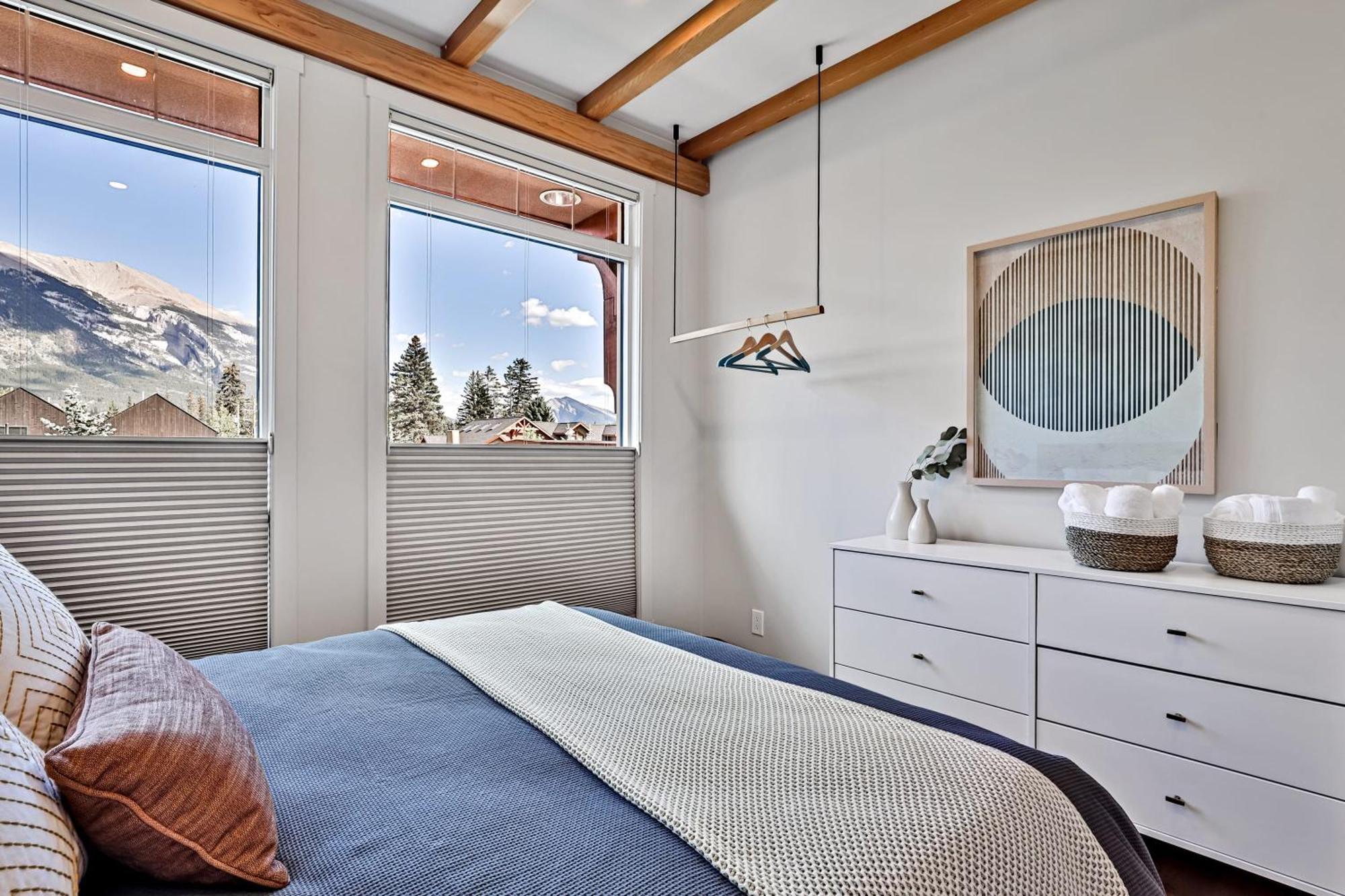 Ravens Crest Lodge - Stunning Views Perfectly Located On Main Street Canmore Exteriör bild