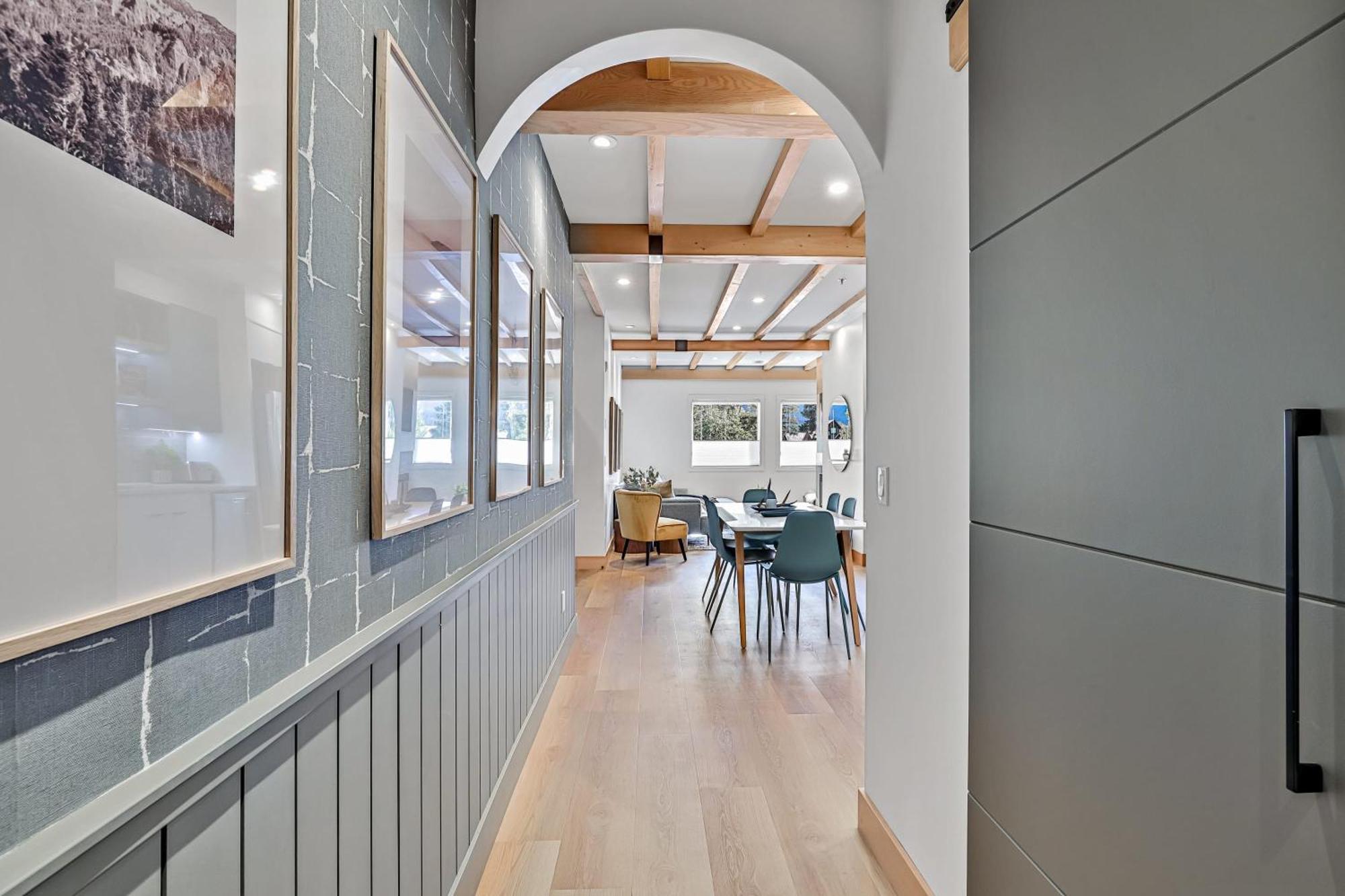 Ravens Crest Lodge - Stunning Views Perfectly Located On Main Street Canmore Exteriör bild