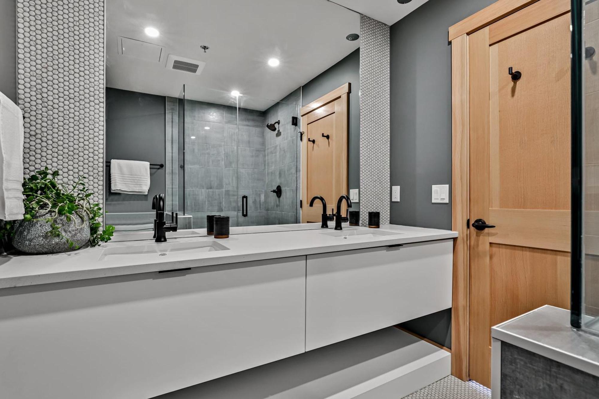 Ravens Crest Lodge - Stunning Views Perfectly Located On Main Street Canmore Exteriör bild