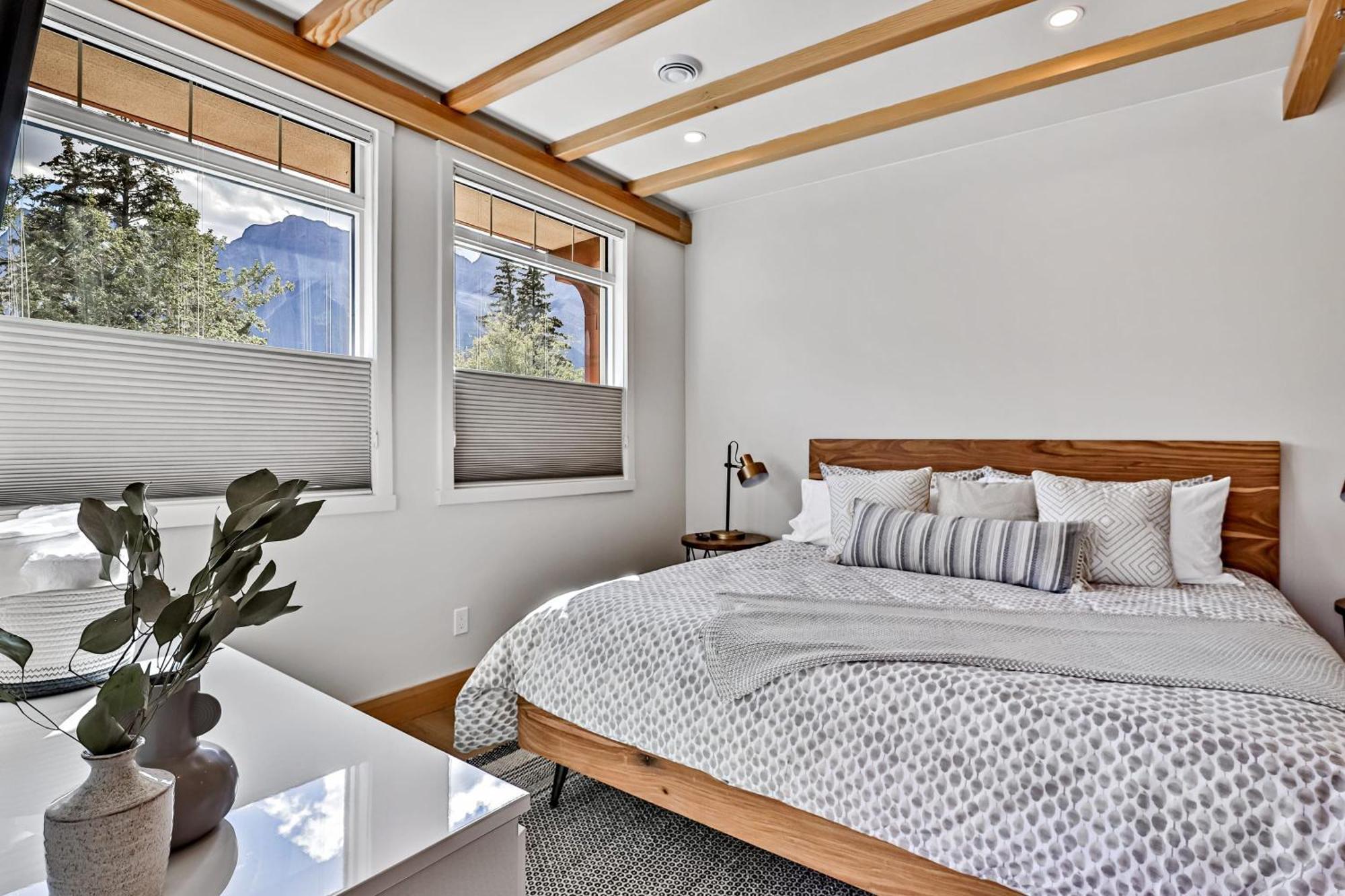 Ravens Crest Lodge - Stunning Views Perfectly Located On Main Street Canmore Exteriör bild