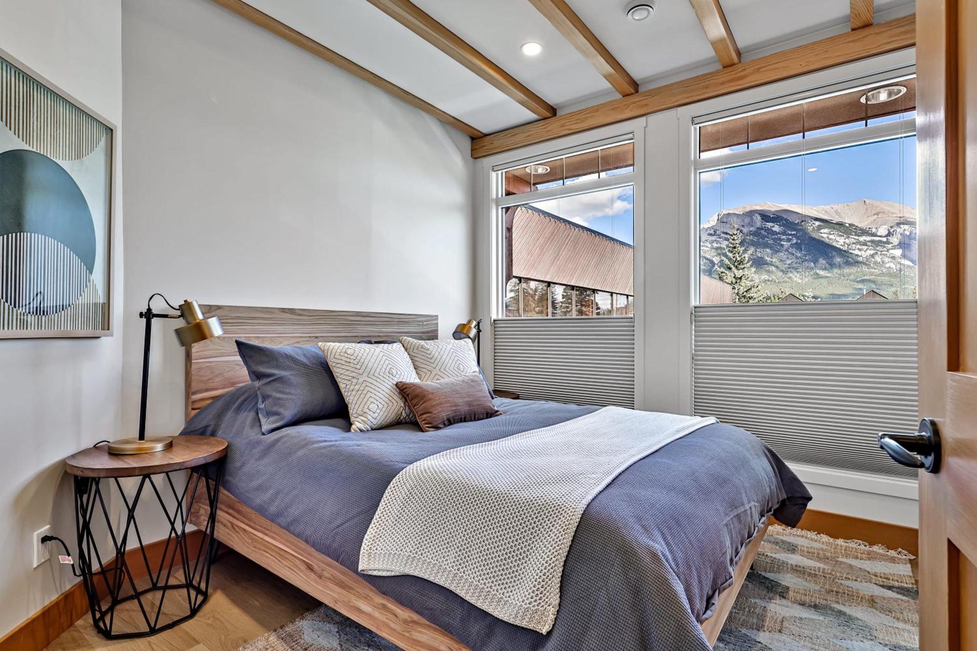 Ravens Crest Lodge - Stunning Views Perfectly Located On Main Street Canmore Exteriör bild
