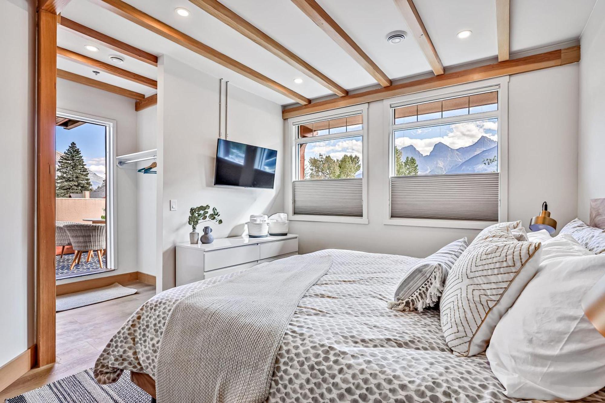 Ravens Crest Lodge - Stunning Views Perfectly Located On Main Street Canmore Exteriör bild