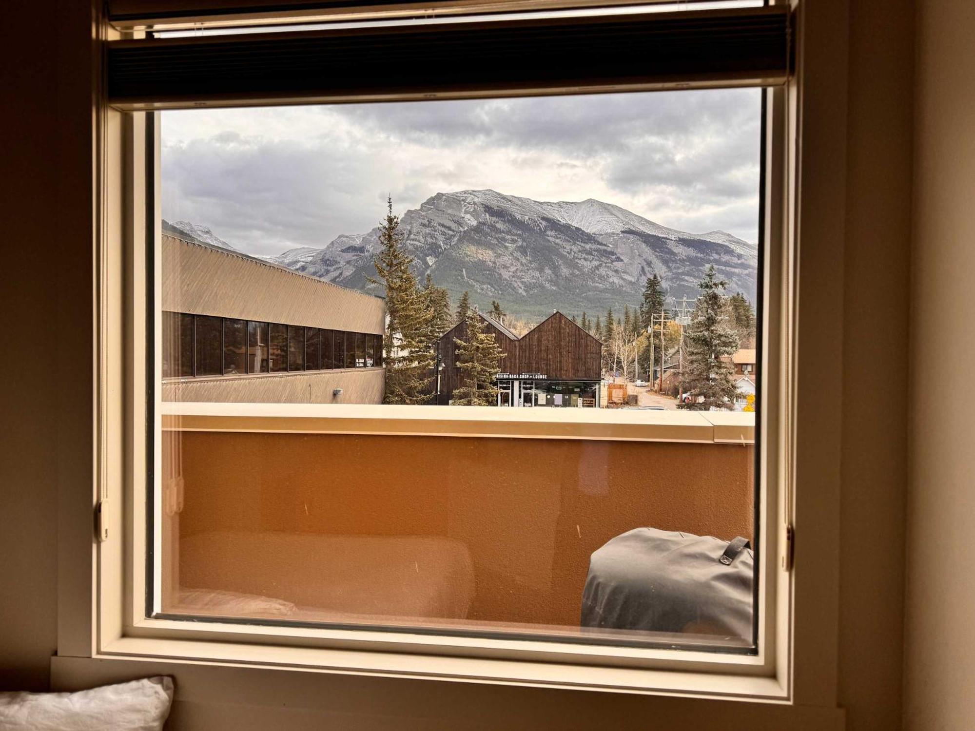 Ravens Crest Lodge - Stunning Views Perfectly Located On Main Street Canmore Exteriör bild