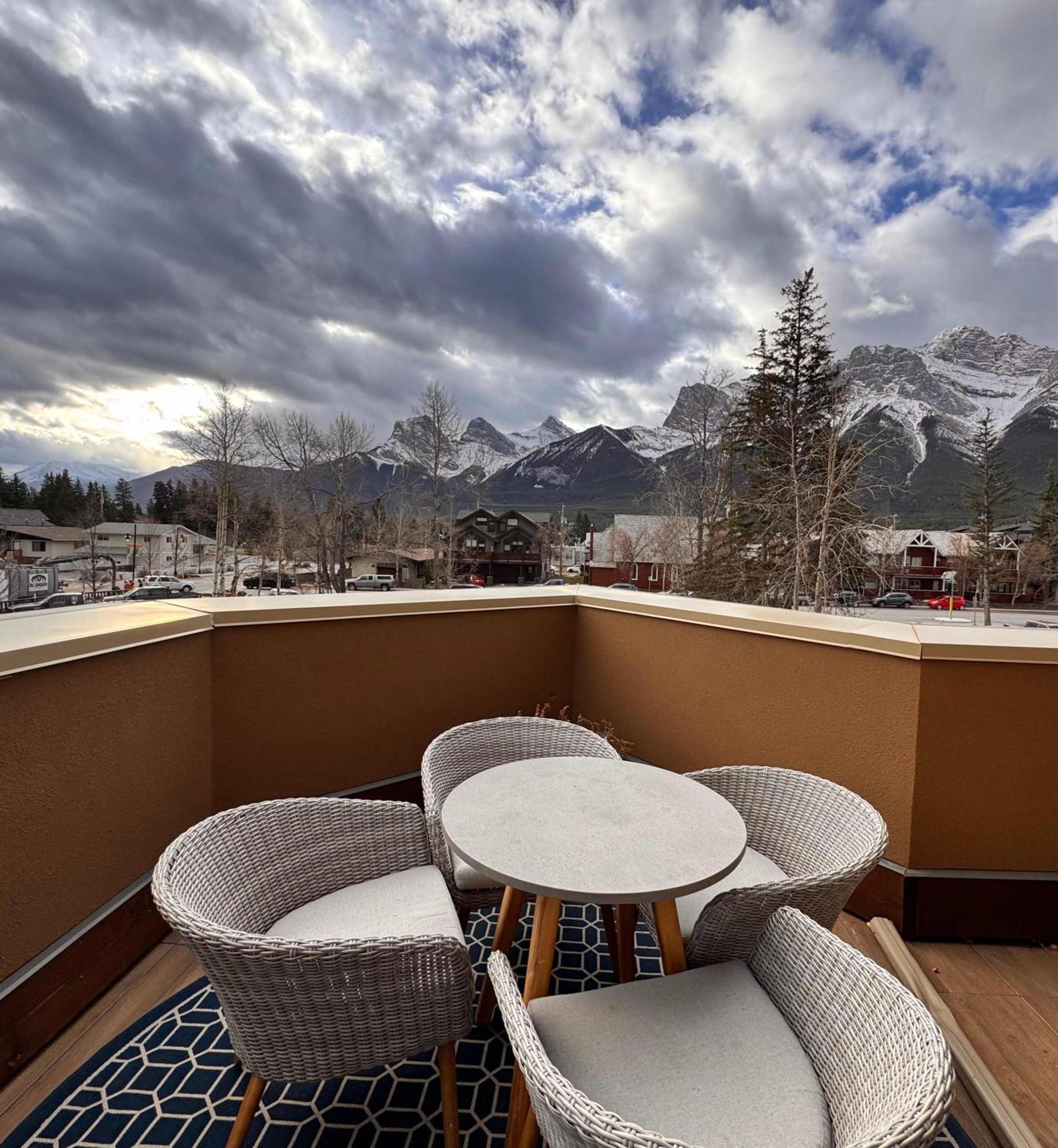 Ravens Crest Lodge - Stunning Views Perfectly Located On Main Street Canmore Exteriör bild