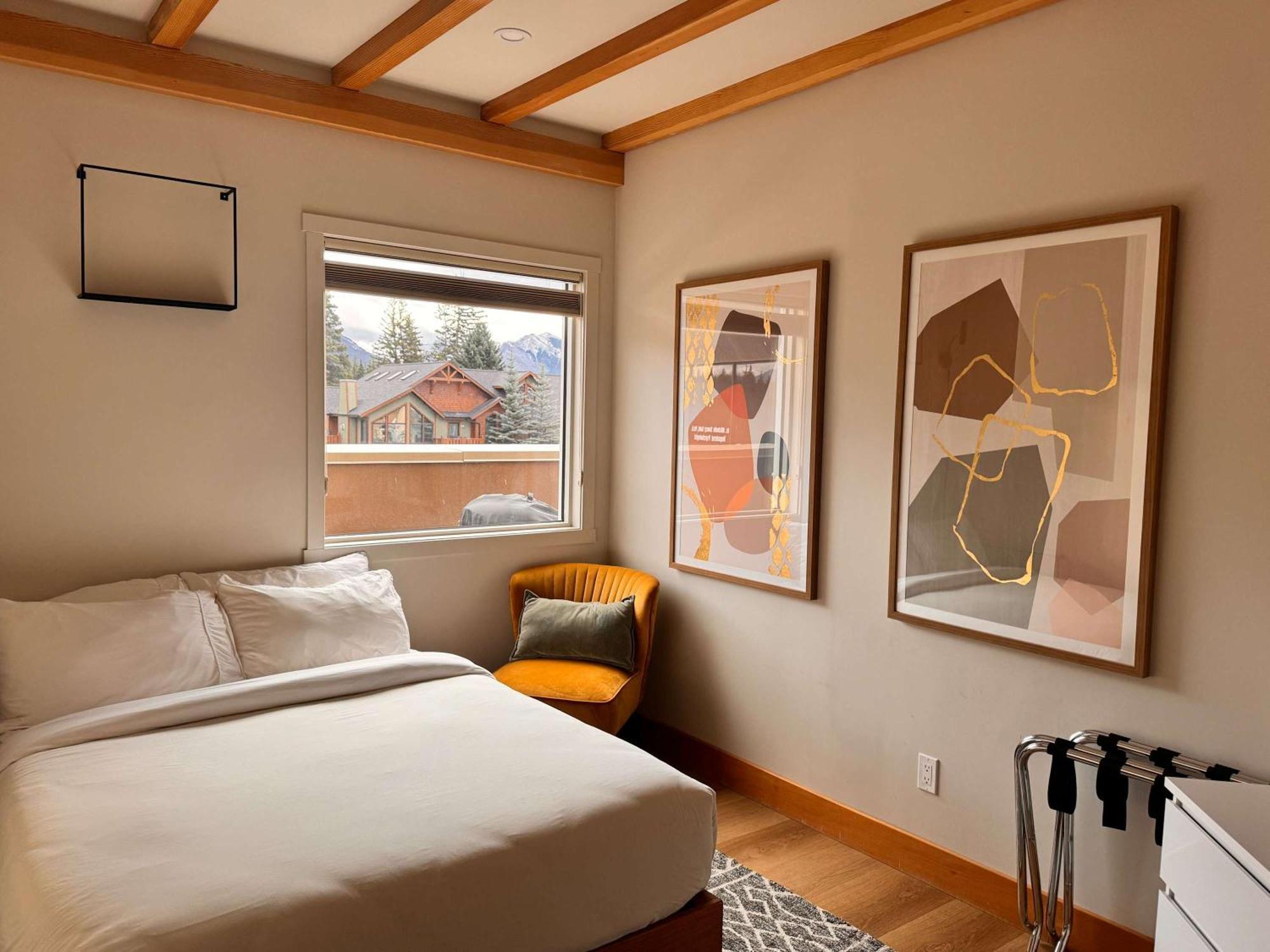Ravens Crest Lodge - Stunning Views Perfectly Located On Main Street Canmore Exteriör bild