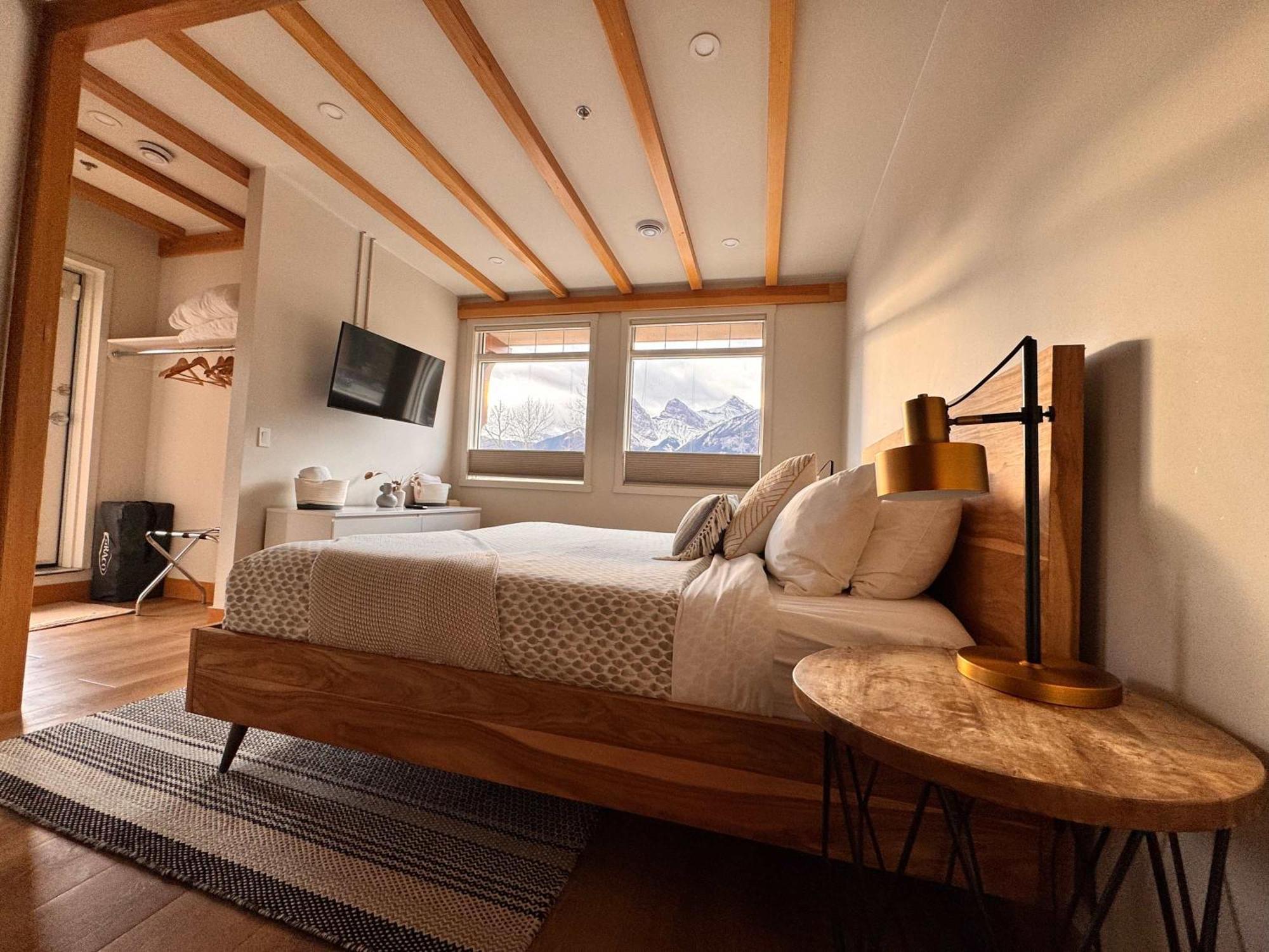 Ravens Crest Lodge - Stunning Views Perfectly Located On Main Street Canmore Exteriör bild